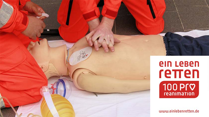 Lebensrettung üben an einer Dummy-Puppe mit einer Playlist mit Songs für die Herzdruckmassage, die Leben rettet