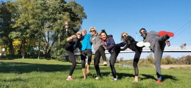 Ein Gruppe sportlicher Menschen zeigt, wie rundum gesund aussieht