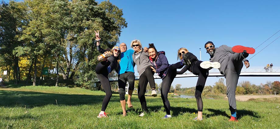 Ein Gruppe sportlicher Menschen zeigt, wie rundum gesund aussieht